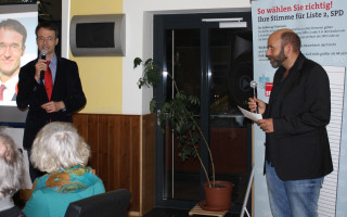 Stephan Kuserau mit Moderator Christian „Blacky“ Schwarz beim Stadtteilgespräch im Westen.