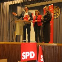 Bildunterschrift: Ralf Hofmann und Kathi Petersen mit Fredi Breunig (alias Bruder Elisäus) - Fotografiert: Horst Vöge