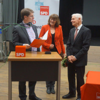 Ralf Stegner und Kathi Petersen ehren den ehemaligen Oberbürgermeister und Ehrenbürger der Stadt Schweinfurt mit der Willy-Brandt-Medaille