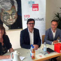 Ralf Hofmann (Mitte), Vorsitzender der SPD-Fraktion im Schweinfurter Stadtrat; MdL Kathi Petersen und Stephan Kuserau, stellv. Fraktionsvorsitzender