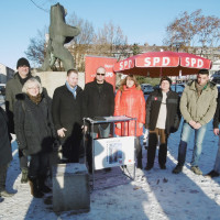 v.l. Stadträtin Marianne Prowald,Fraktionsvorsitzender Ralf Hofmann, Betriebsrätin Marion Both, Bundestagskandidat Markus Hümpfer, Vors.Martin Geitz, MdL Kathi Petersen, stv.Vors.Klaus Jones und die syrischen Flüchtlinge Omar und Amer al Ali